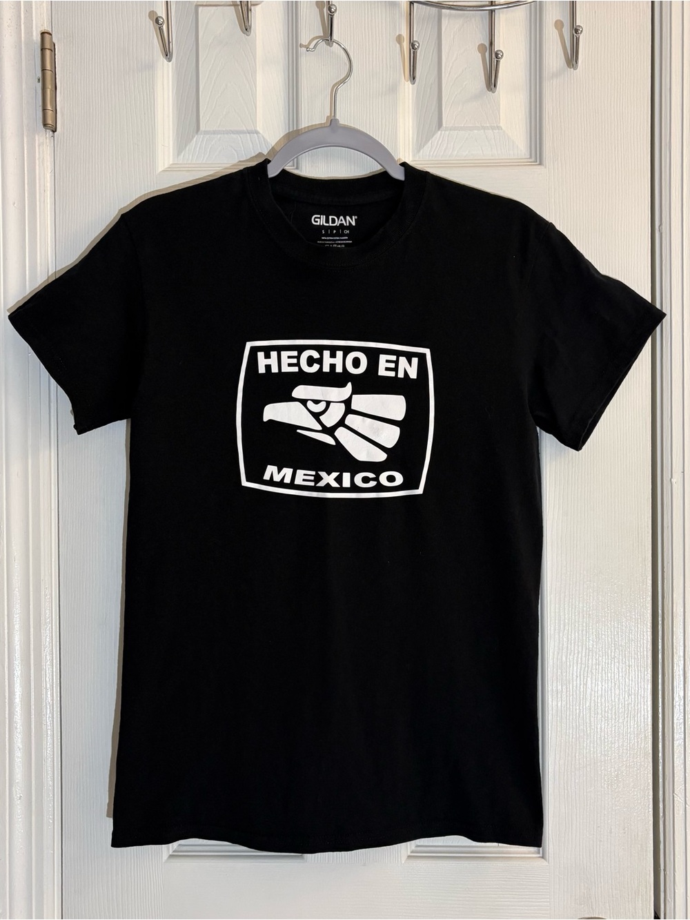 Gildan Black T-Shirt with White 'Hecho En Mexico' Graphic